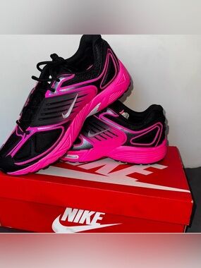 Nike Women's Athletic Shoes - Black & Hot Pink